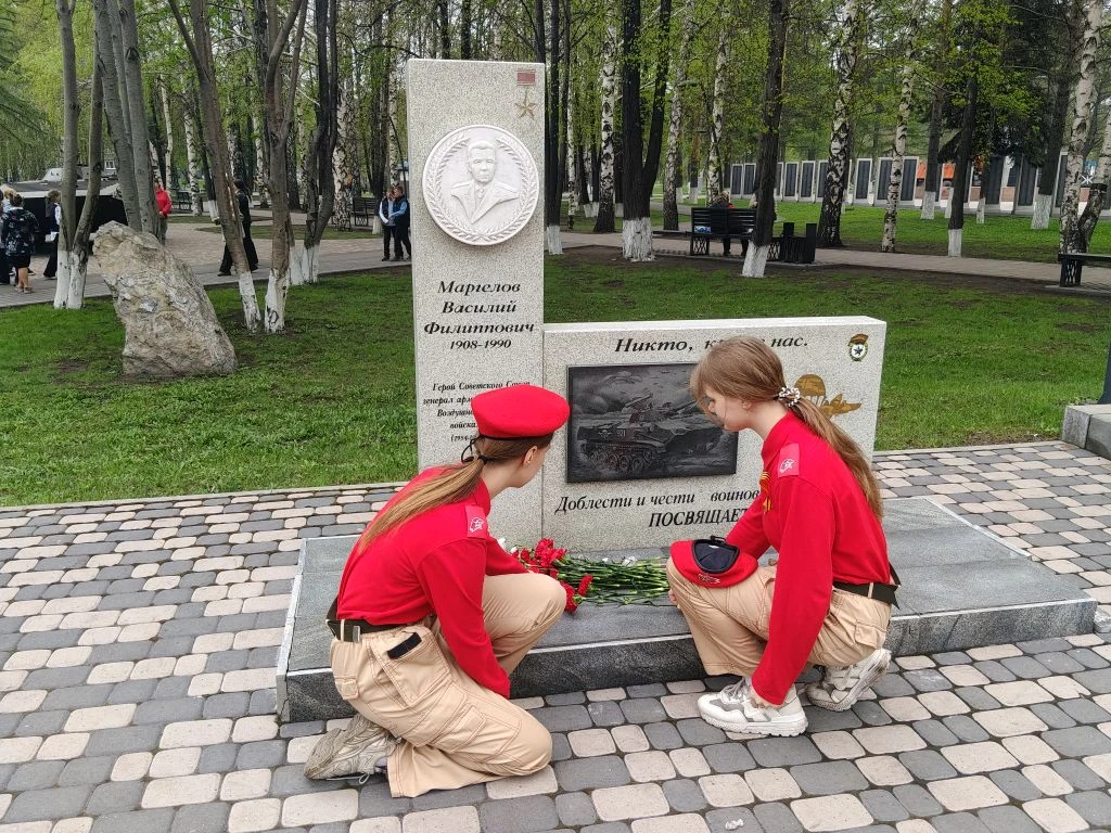 🇷🇺Этих дней не смолкнет  слава.. 🇷🇺 8 мая учащиеся школы приняли участие в церемонии возложения живы