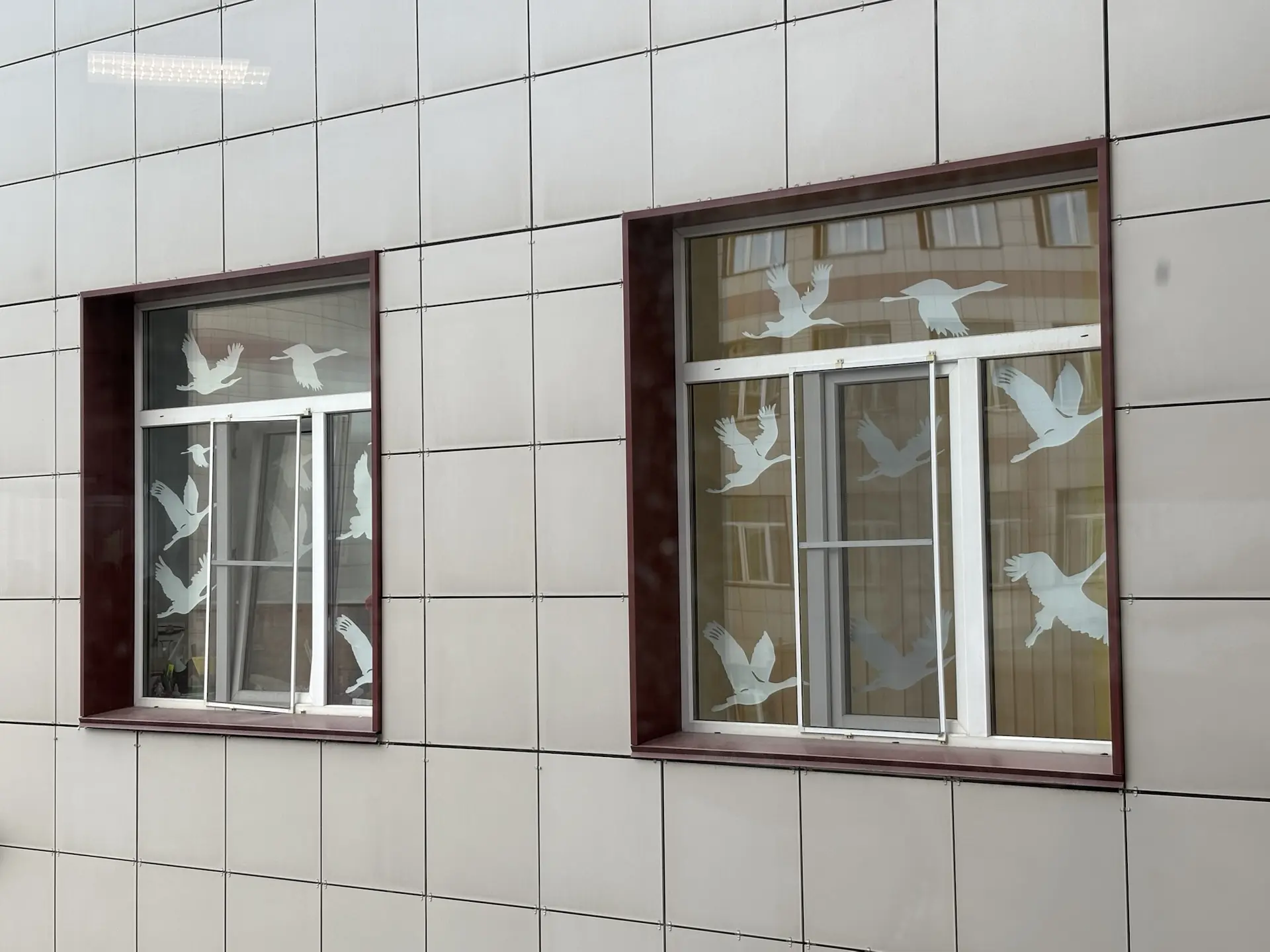 🕊️ «Окна Победы»: свет памяти сквозь годы  9 Мая — день, когда мы склоняем головы в память о подвиге