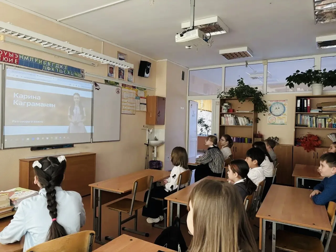 🏫 В нашей школе последний понедельник перед каникулами начинается с разговоров о важном. Сегодня оче