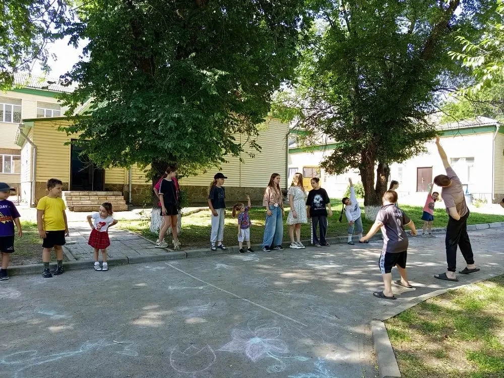 11.06.2026 | День в лагере

Наш день начался с торжественного поднятия флага Российской Федерации 🇷