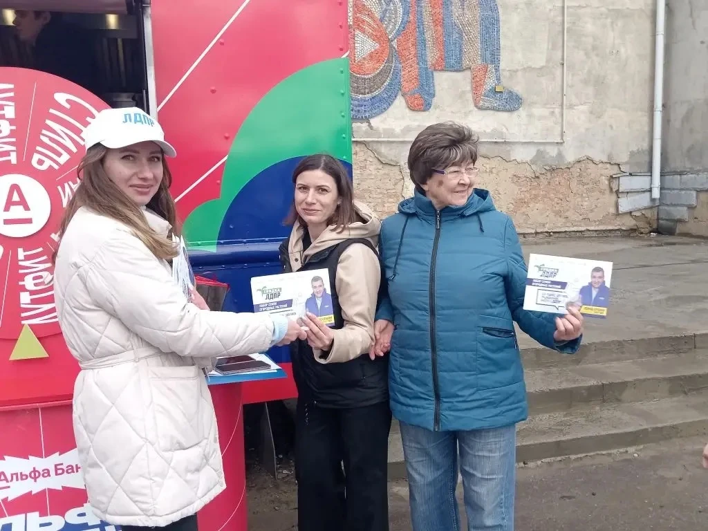 🌱 Активисты Мценска провели встречу с местными жителями в рамках акции «Грядка ЛДПР»!