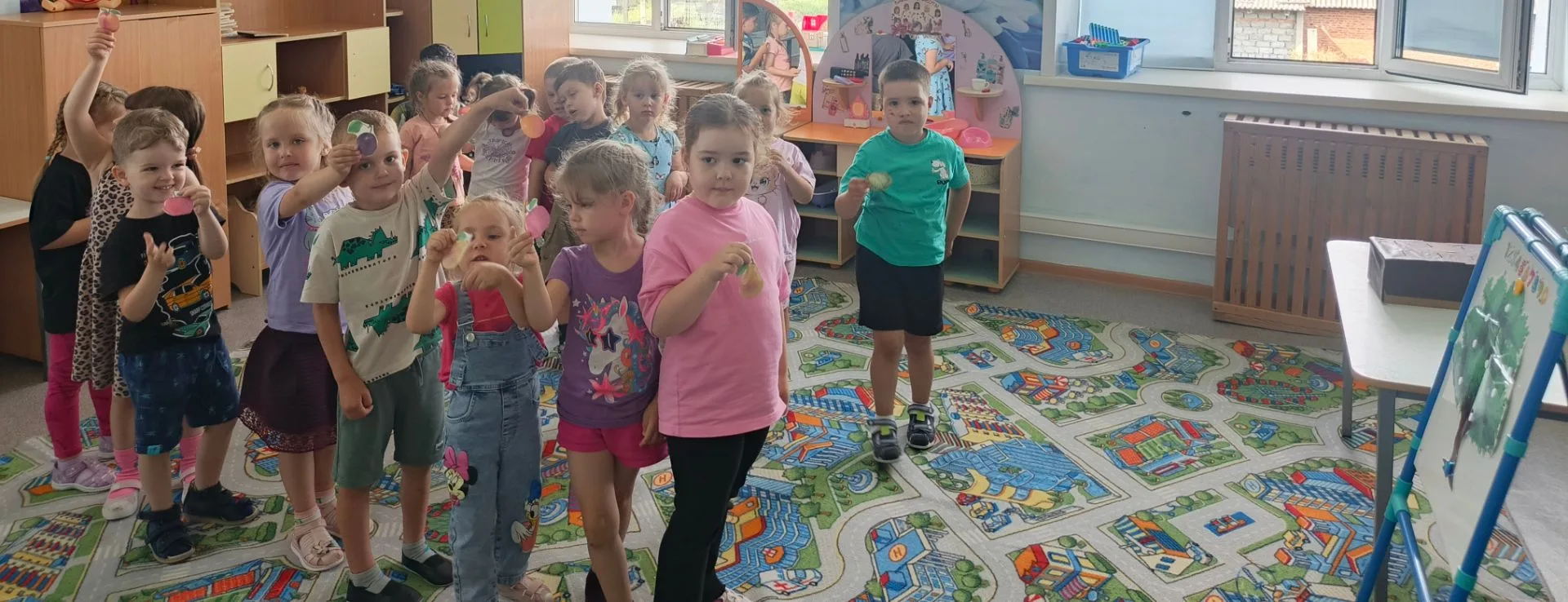 Дети руппы "Почемучки" приняли участие в увлекательной игре "Что, где растёт". Две команды "Садоводы