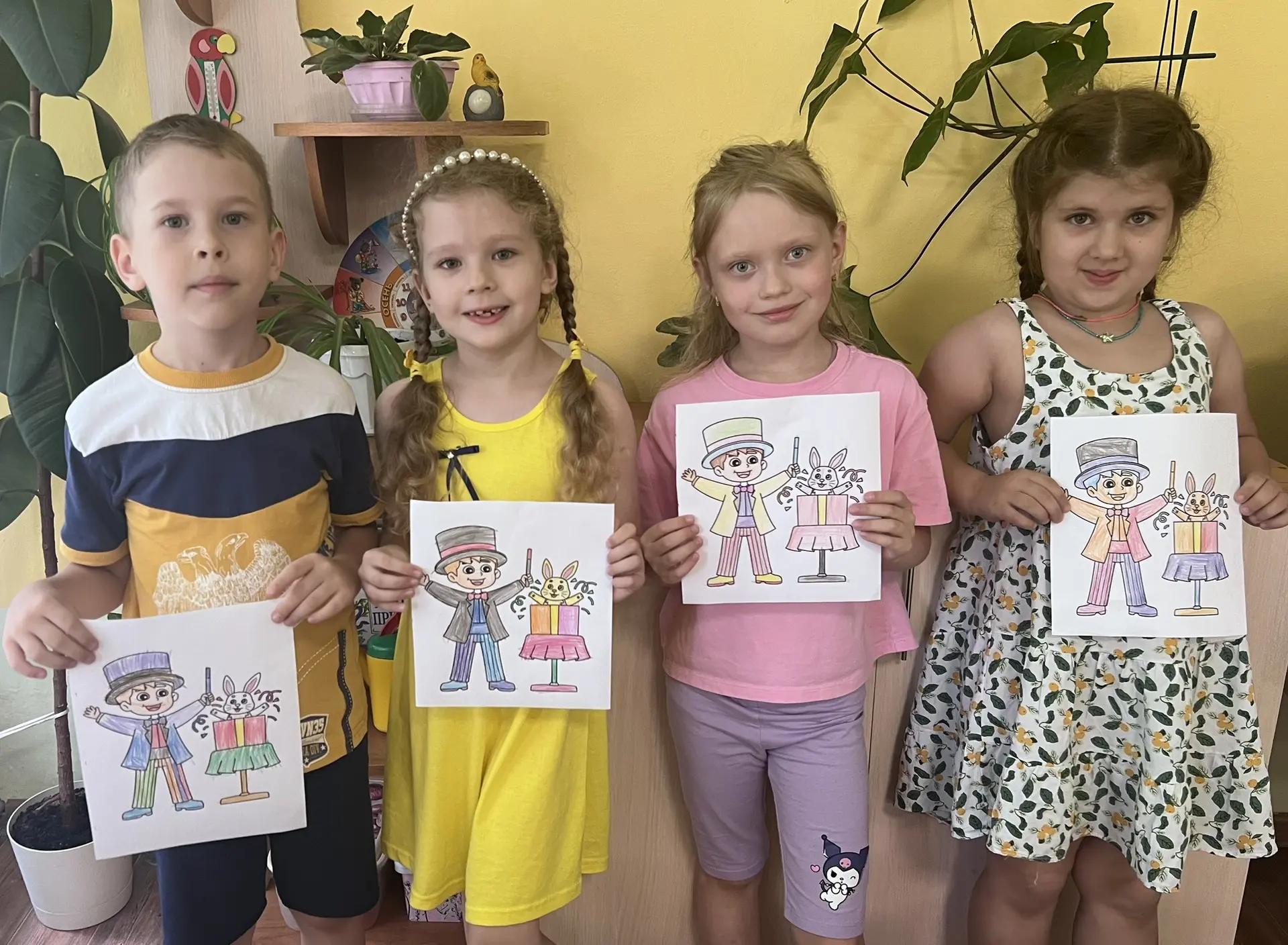 В старшей группе день был посвящен искусству иллюзии. Ребята обсуждали, что такое фокусы и как важно
