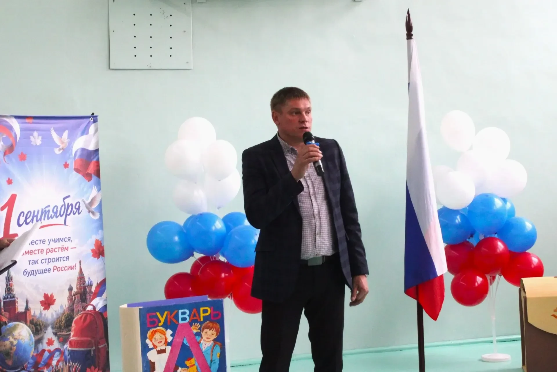 Министр цифрового развития Николай Распопин посетил первый звонок в одной из школ нашег...