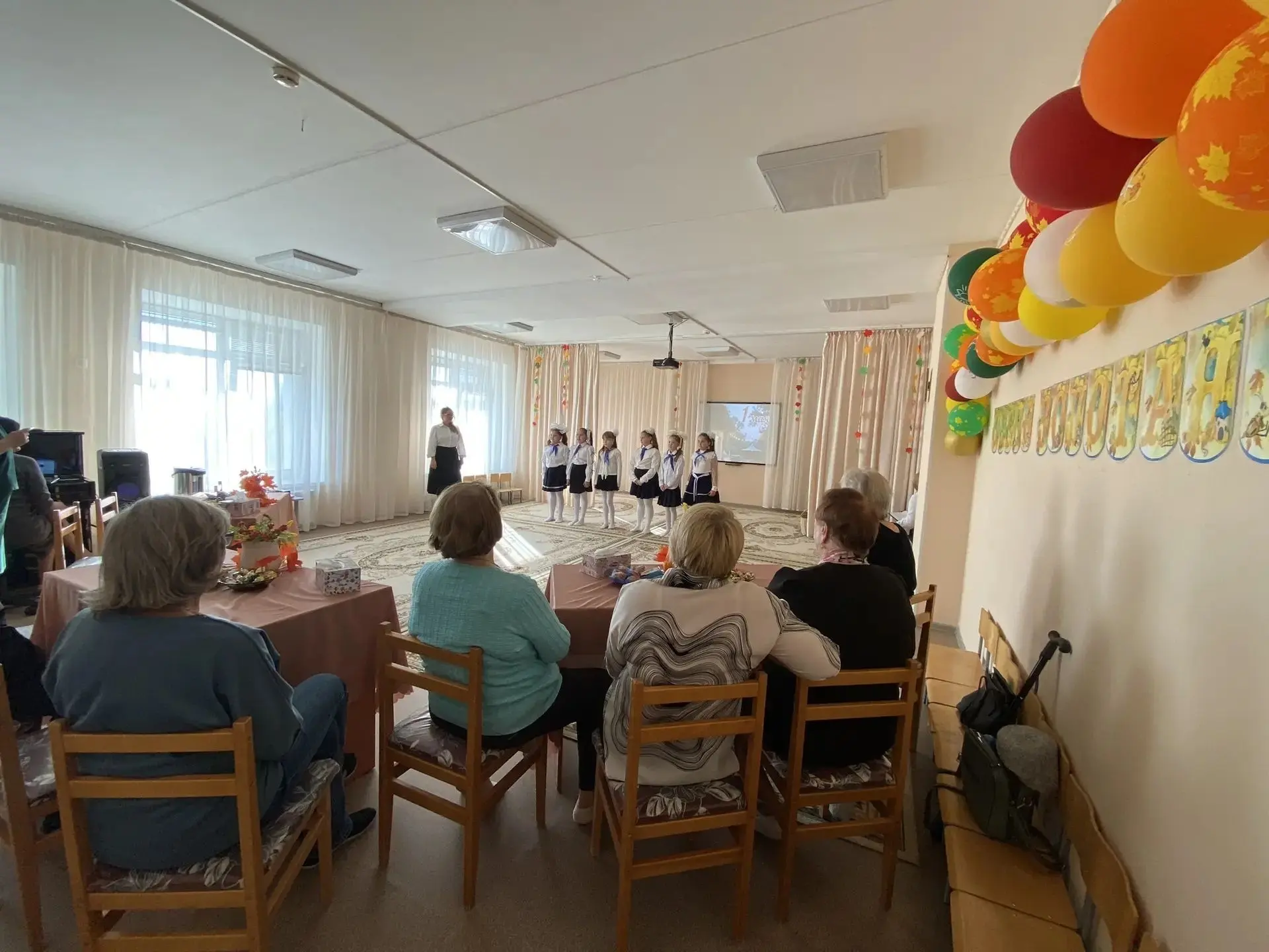 🧸 ПРАЗДНИЧНЫЙ ВИЗИТ К ВЕТЕРАНАМ ДЕТСКОГО САДА «ИМЕНИ 1 МАЯ» 💐✨