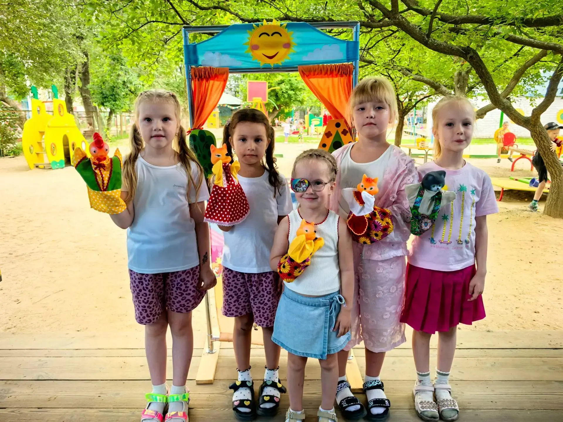 Сказка оживает! 🎭🐱🦊🐔

Сегодня на нашей прогулке случилось настоящее волшебство! Ребята из группы