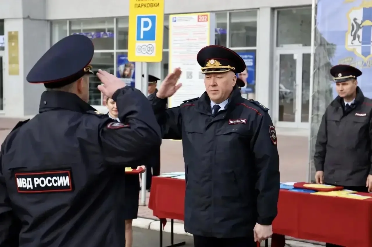 В Новосибирске состоялась торжественная церемония вручения ключей от новых служебных автомобилей под
