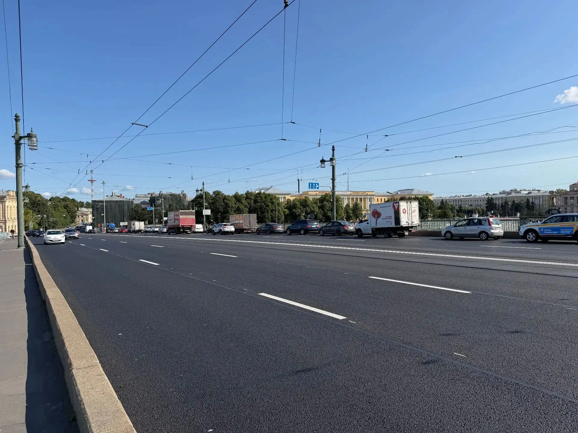 Сегодня завершили ремонт дорожного покрытия на Литейном мосту — одной из ключевых переп...