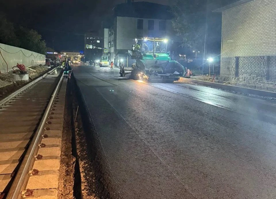 🚧🛣️ На улице Кашена в Смоленске уложили второй слой асфальта.