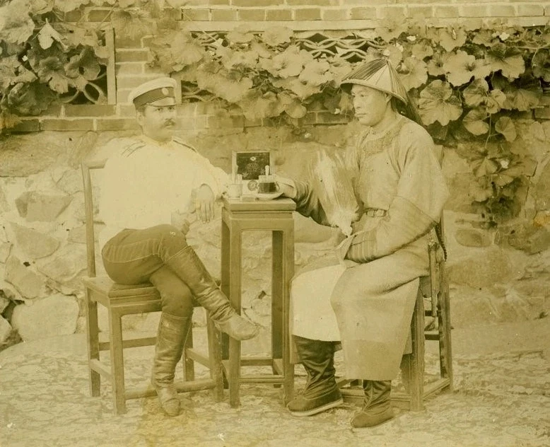 📸 #фото_недели — «Два офицера, русский и китаец, за чашкой чая ☕». Из фотоальбома «Кит...