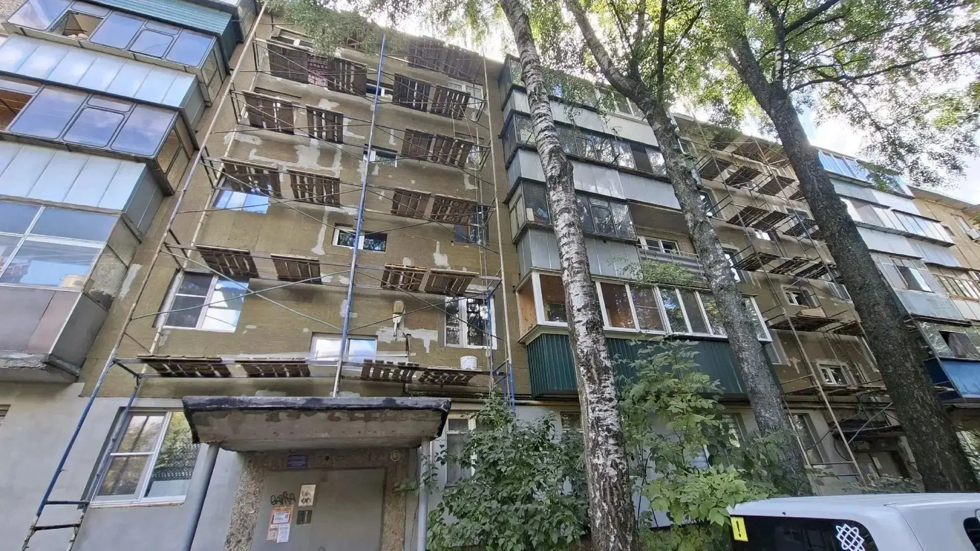 🏠Подрядная организация продолжает капитальный ремонт фасада МКД по адресу: г.Курск, ул...