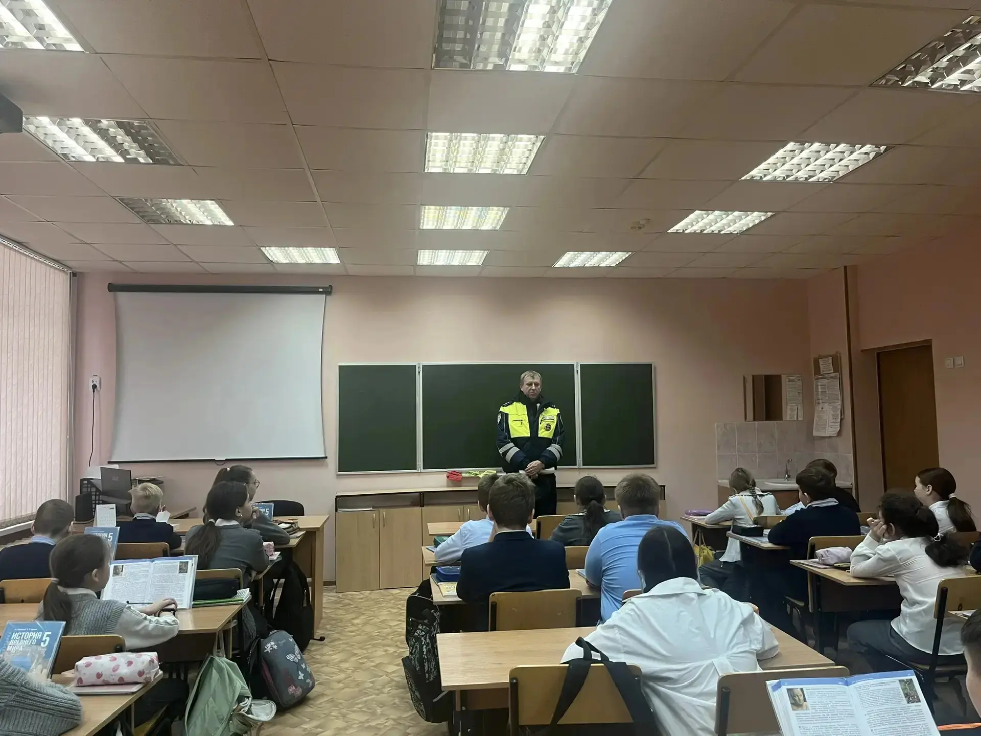 👥 Сегодня в школе прошла встреча 5-х классов с инспектором ГИБДД Иванюком Виталием Борисовичем.   👀 