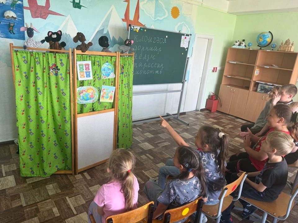 В детском лагере «Радуга» прошел творческий экологический урок. Под руководством педагога ребята раз