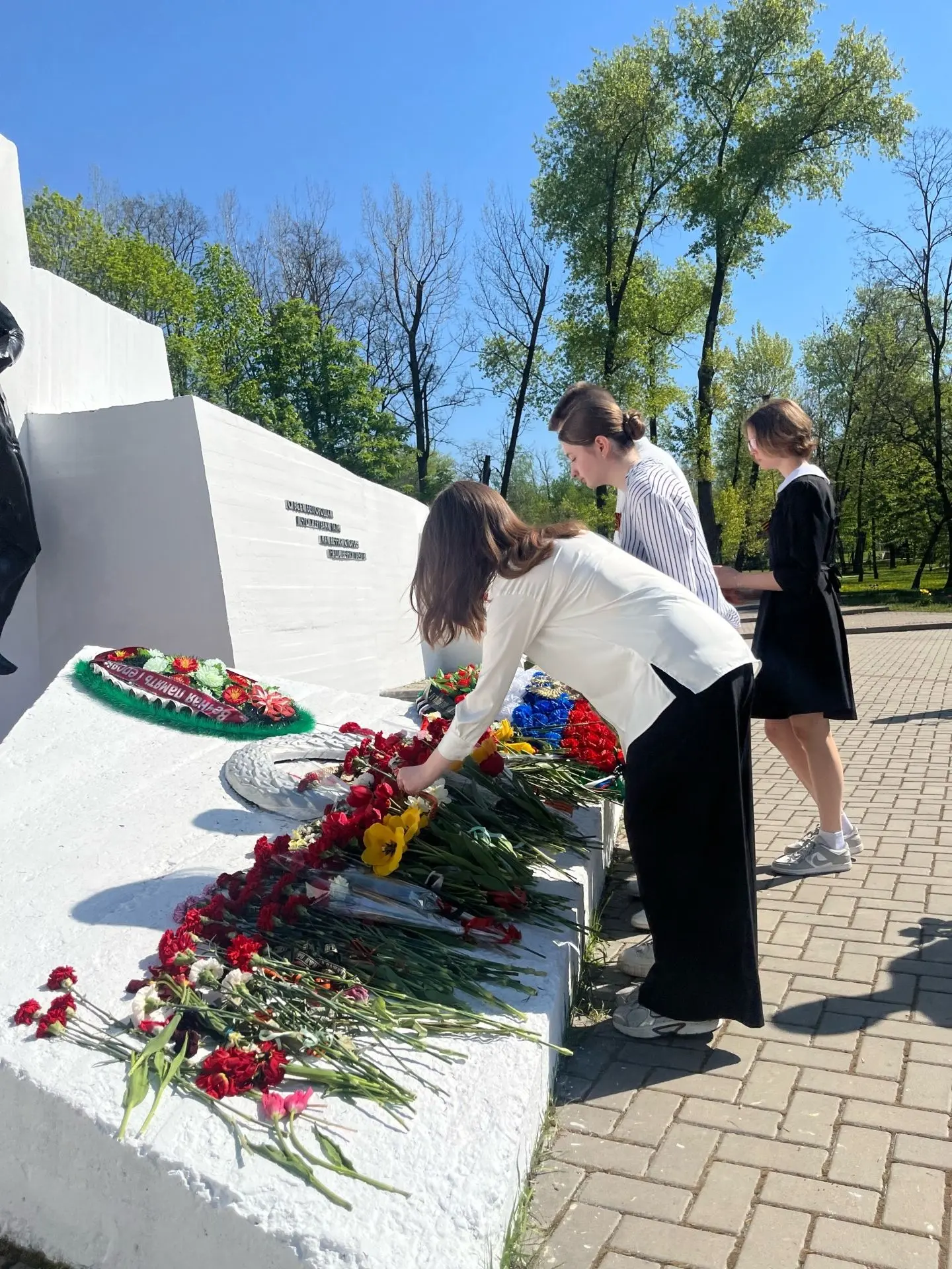 Ученики 10А класса приняли участие в возложении цветов к памятному знаку жертвам фашизма в парке Пам