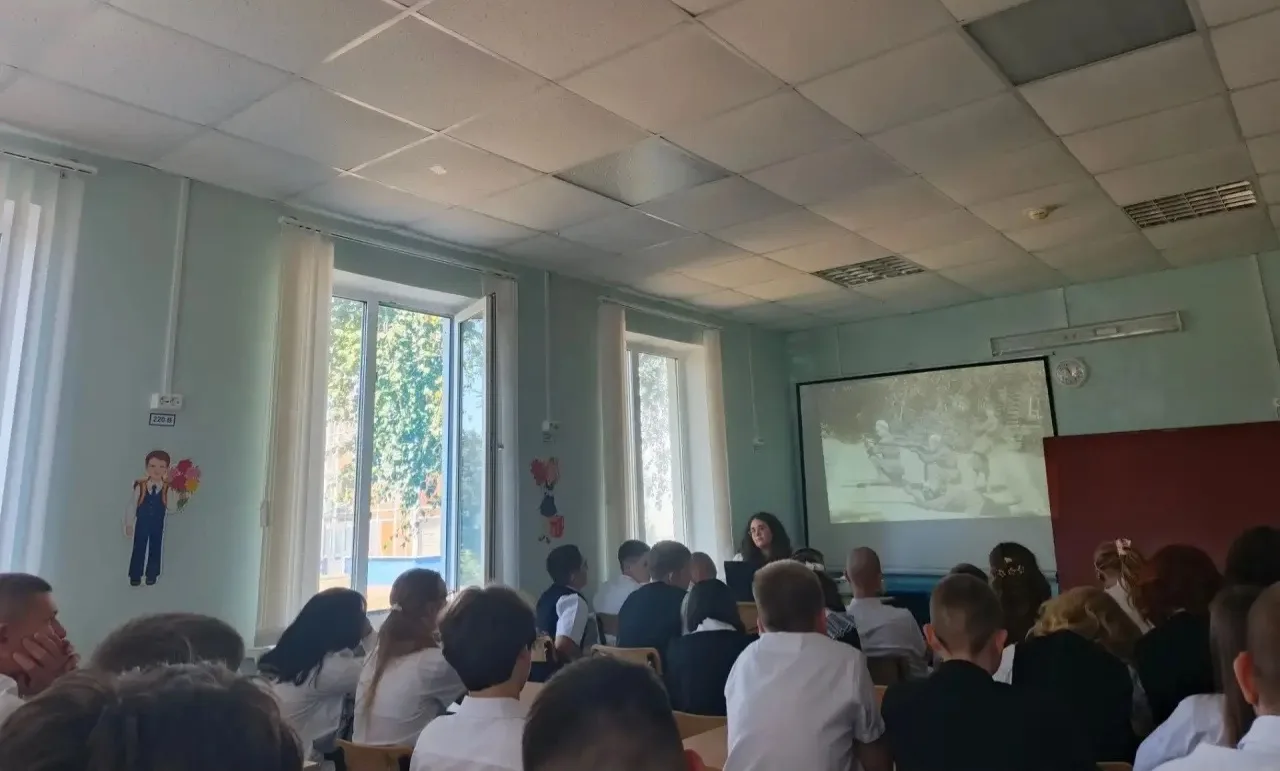 В МБОУ "Ровеньская ООШ" прошел урок мужества "Мужество помнить. Смелость знать.", посвя...