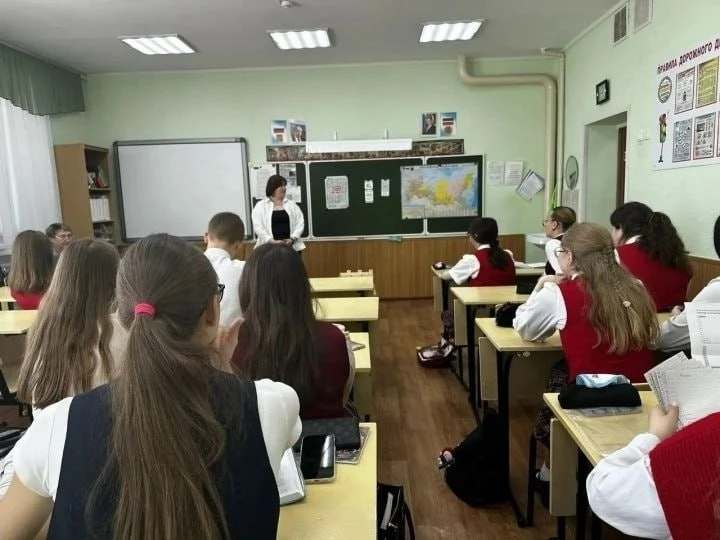 📞 Школьникам рассказали о телефоне доверия  В лицее №12 Лениногорска педагог-психолог центра «Логос»