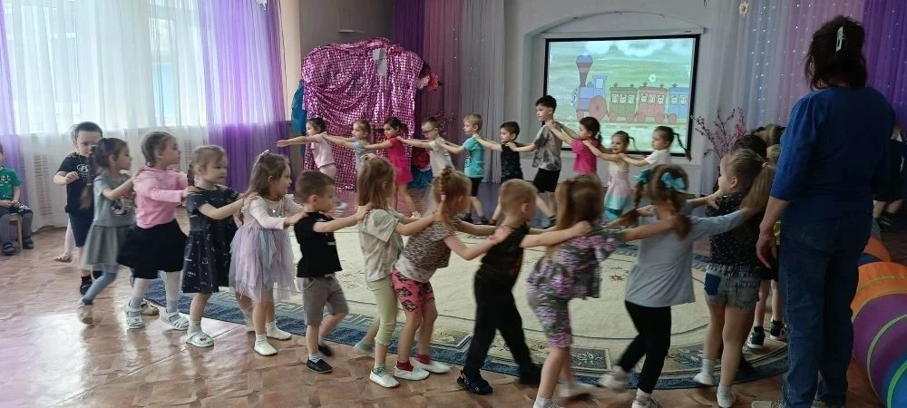 Сегодня в средних группах № 10 и №13 прошло музыкальное развлечение "Паровозик из Ромашково". Ребята