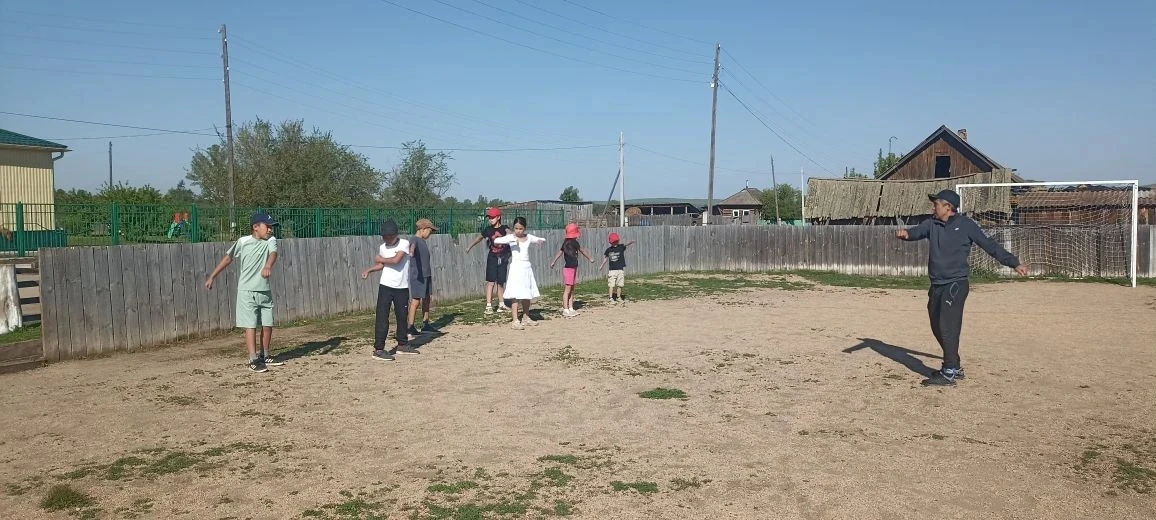 День в пришкольном лагере начался с зарядки, инструктажа и завтрака. Затем прошёл день ...