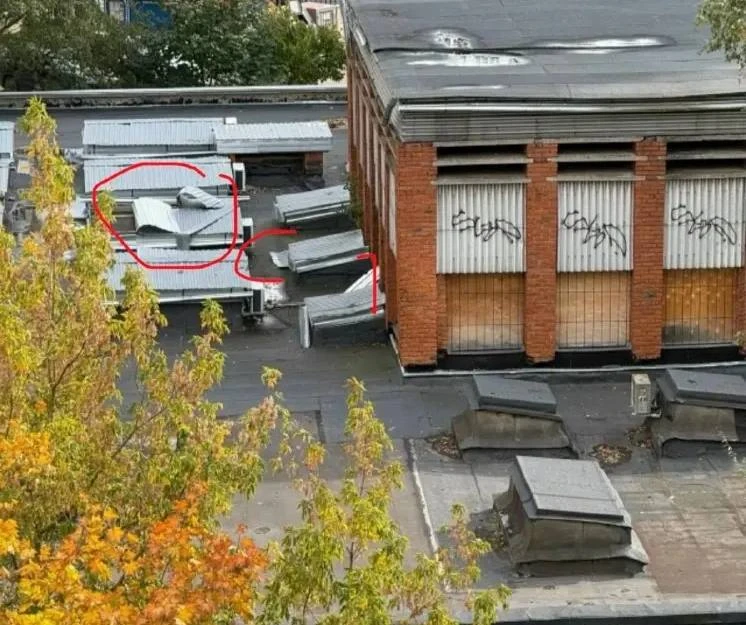 ⚠️ Сильный ветер повредил кровлю на улице Академика Виноградова