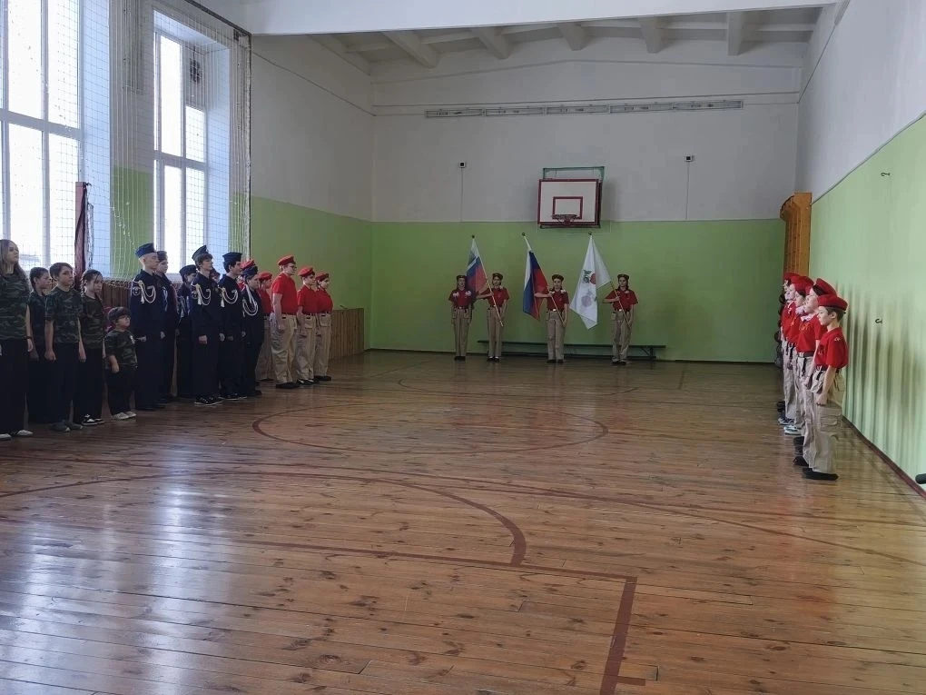 Юнармейская закалка и строевая выучка: в нашей школе прошло важное посвящение!