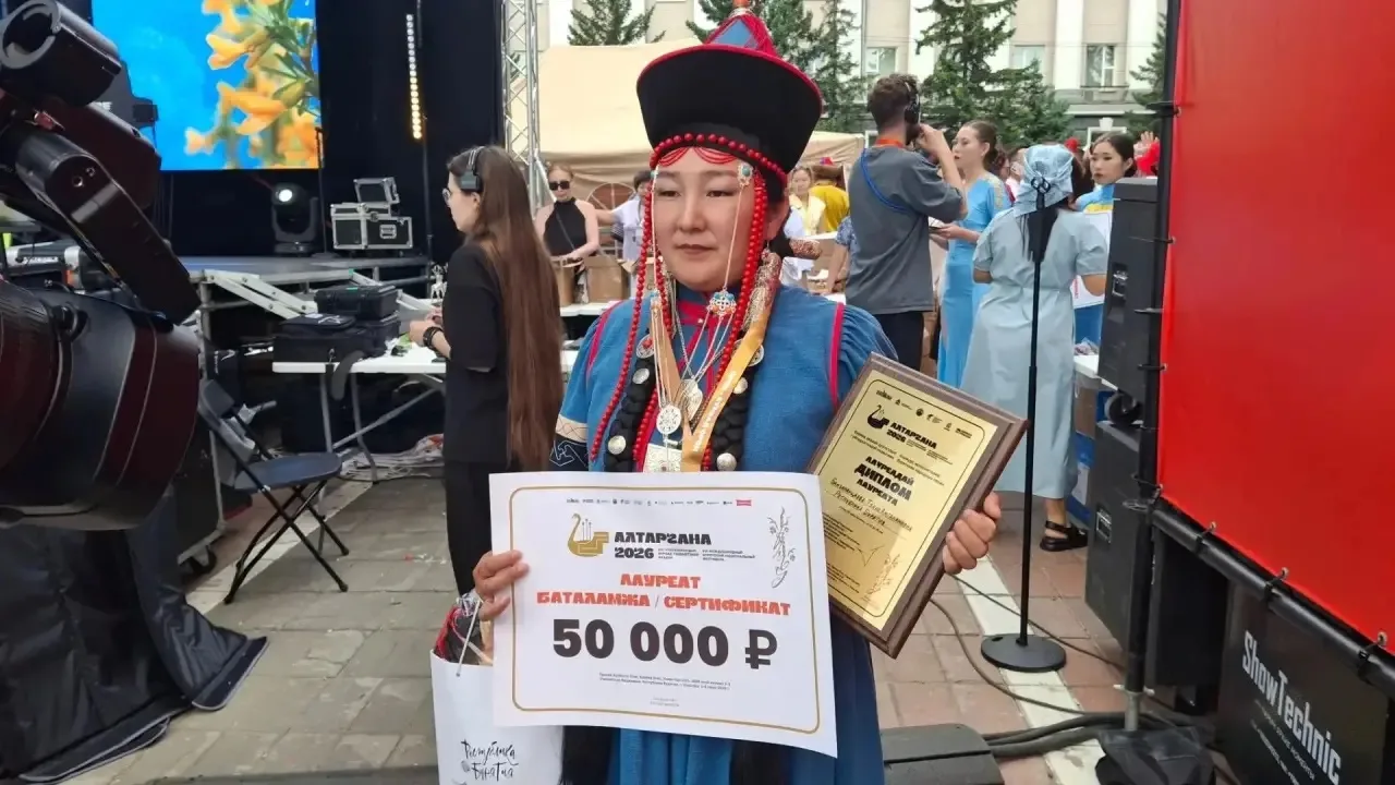 🎤 Народная песня звучала на весь Улан-Удэ!
На масштабном конкурсе встретились более 90 исполнителей