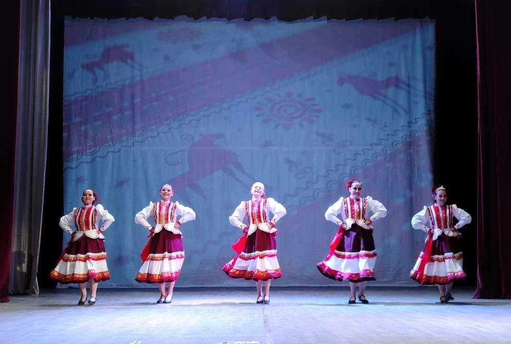 💃✨ Ансамбль «Светлица» подарил зрителям яркий концерт в ДК «Ложки»