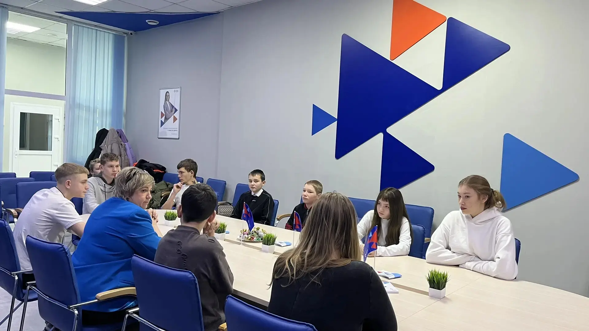 Сегодня в Кадровом центре «Работа России» прошла увлекательная экскурсия для школьников!  Ребята наш