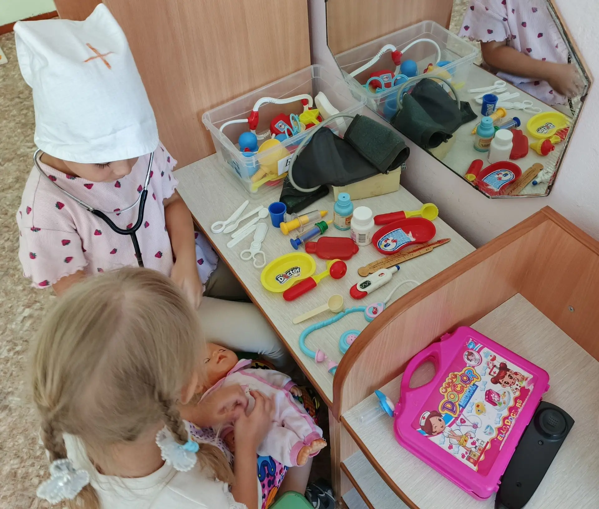 Мы играем в больницу
Лидия Курзаева
Открывается больница.
Приходите к нам лечиться.
Заходите  в каби