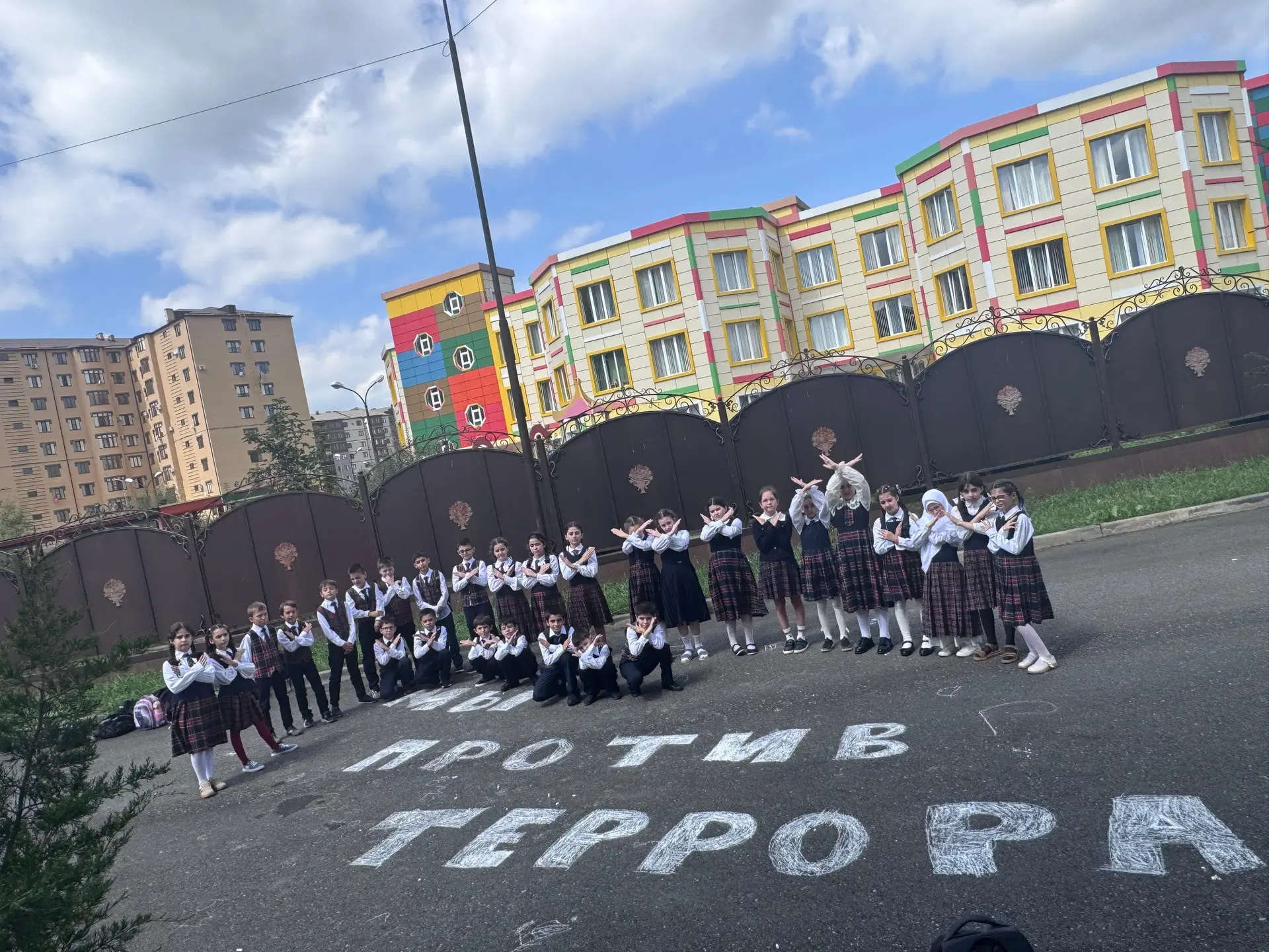 🕊️ «Дети — за мир без террора!»: творческая акция 4 «В» класса