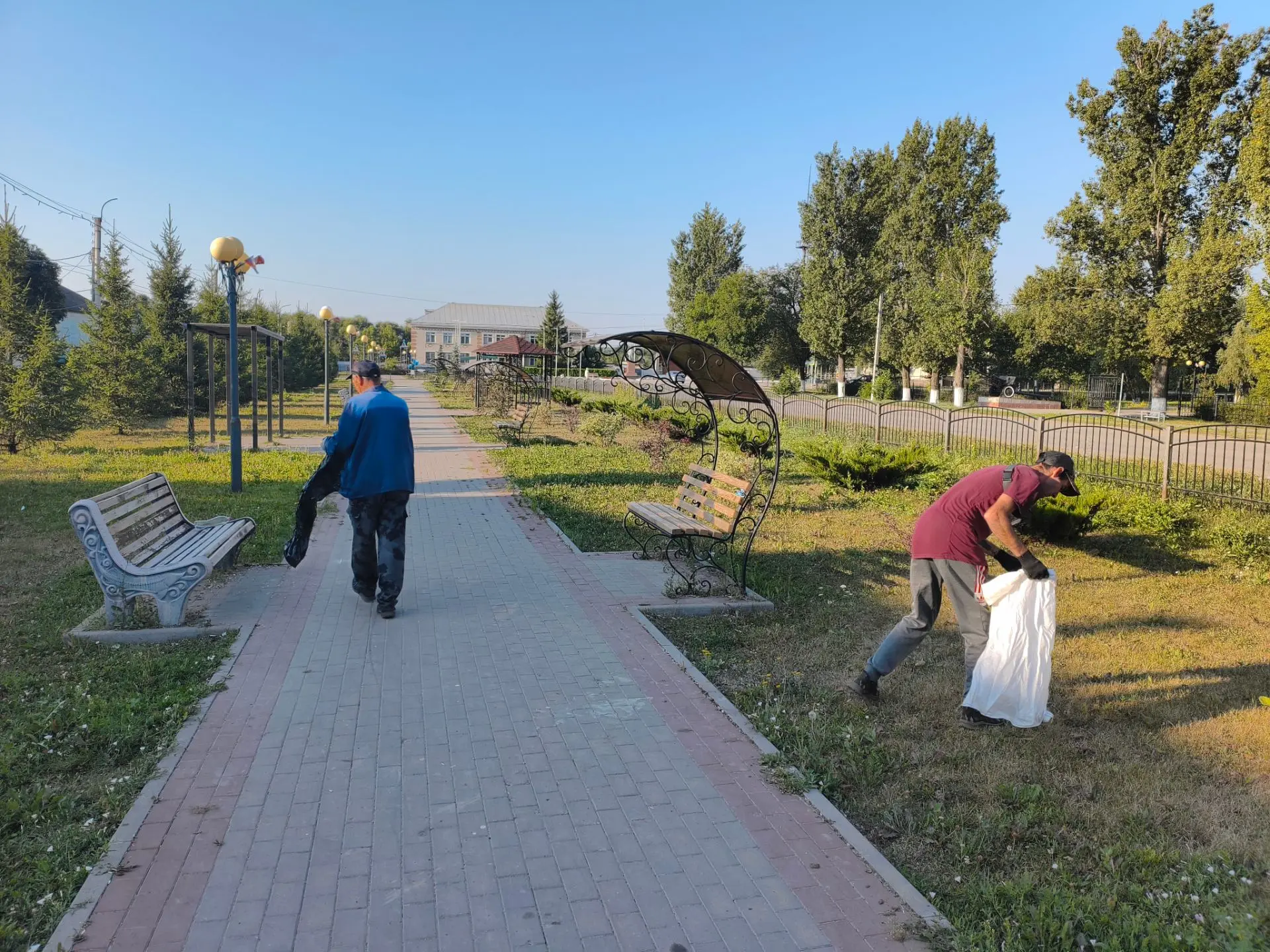 Рабочий день начинаем с уборки общественных пространств на территории с. Алексеевка.