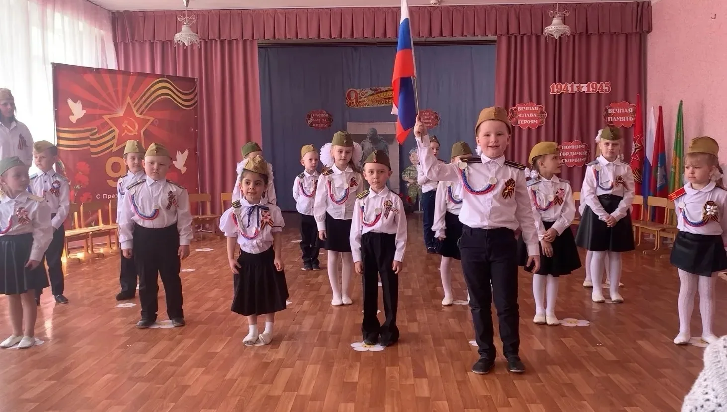 🎗️ Сегодня в старшей группе «Б» прошёл праздник, посвящённый Дню Победы! 🕯️

Мы почтили память гер