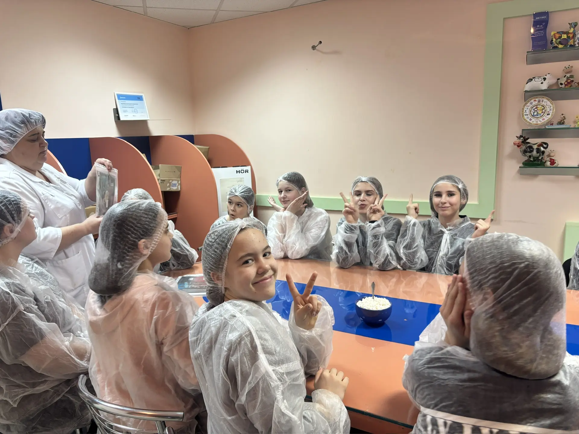 Сладкое приключение 6А класса на Белгородском хладокомбинате! 🍦❄️  В четверг наш 6А класс отправился