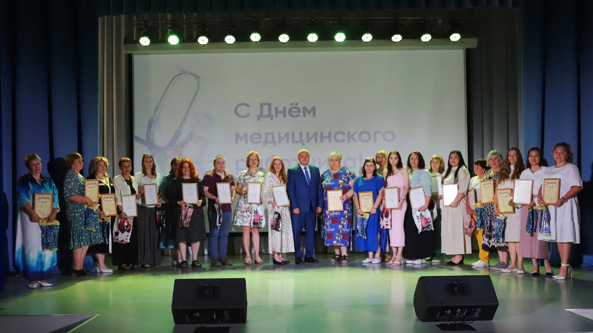 🏥 В Волжском районе отметили День медицинского работника

В ДК «Нива» посёлка Верхняя Подстёпновка 