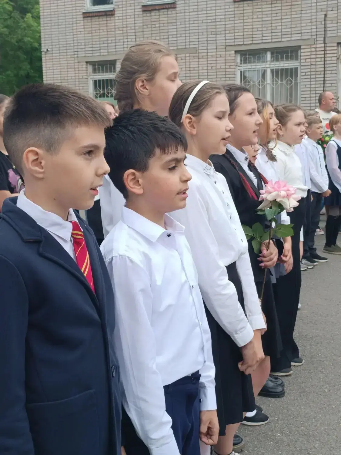 #Школа22 #ТакойДень  📸Сегодня в школе прошла торжественная линейка для четвёртых классов. Ребята при