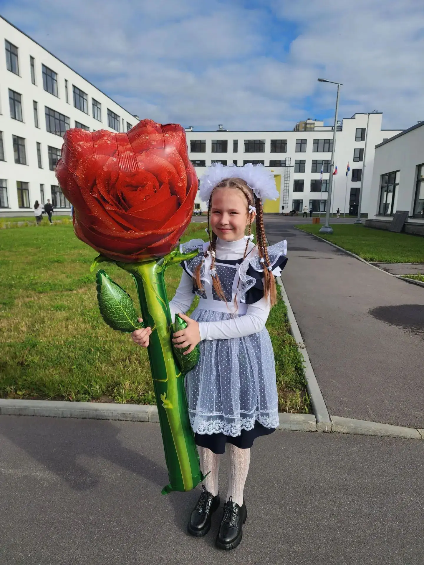 Всех с праздником 🌸🔔 моя второклашка❤️