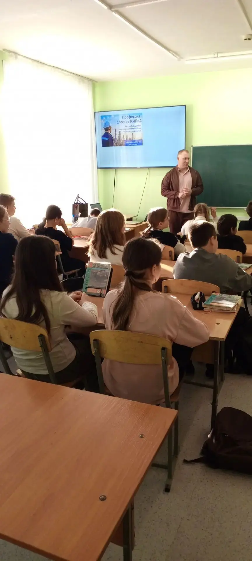 В рамках программы ранней профессиональной ориентации учащихся перед ребятами 6А класса...