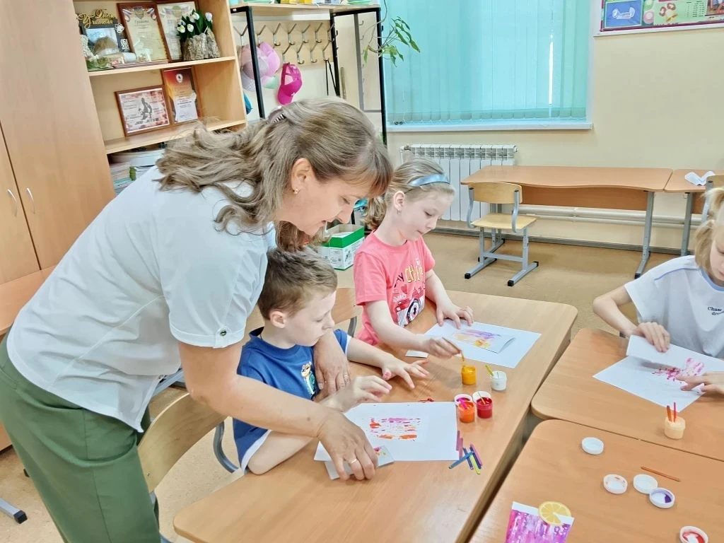 Сегодня в пришкольном лагере с дневным пребыванием день прошёл по‑настоящему насыщенно! К ребятам в 