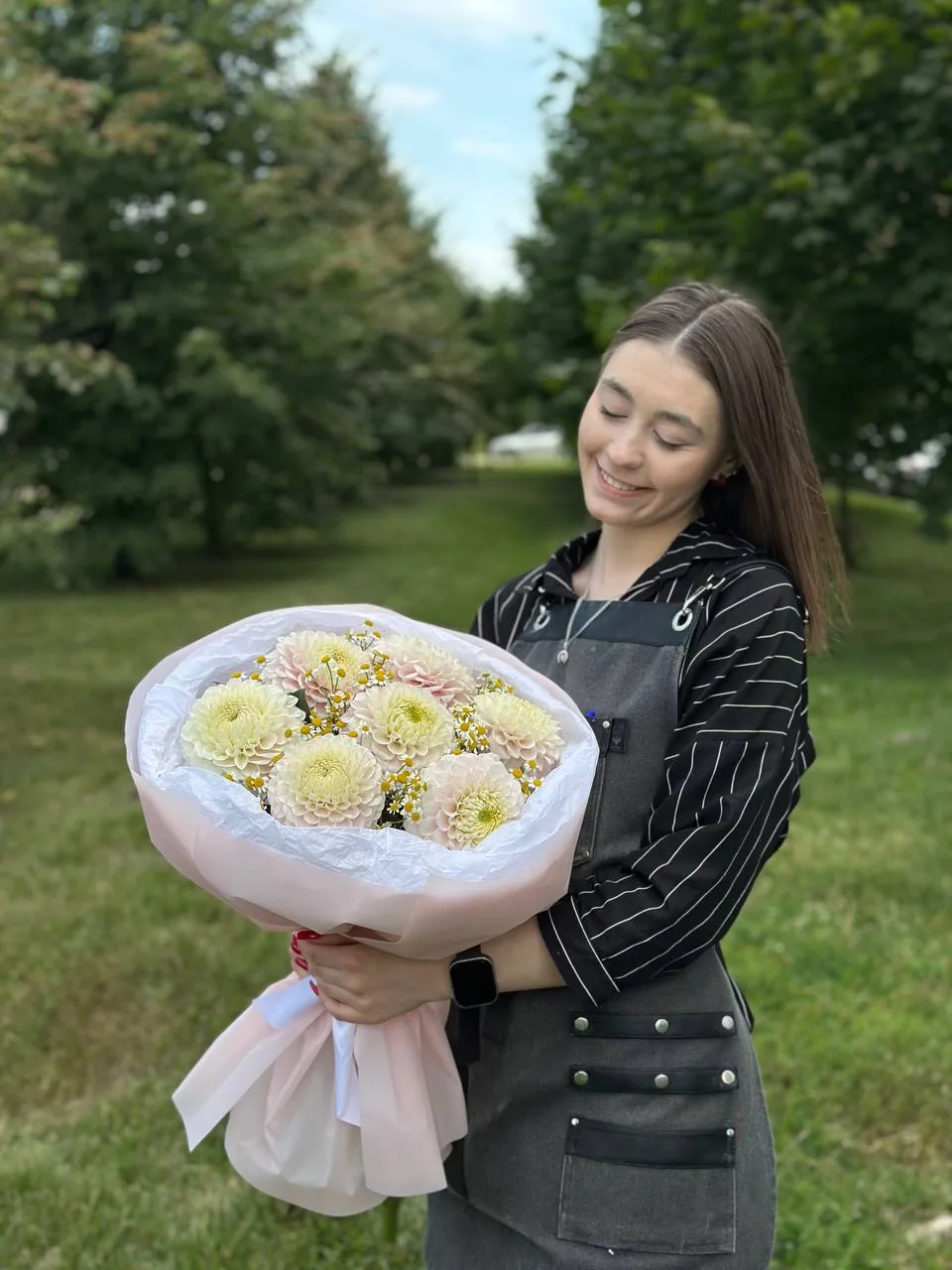 Нежность, которую хочется держать в руках. 🤍
Воздушные георгины в оттенках сливочного и нежно-розов