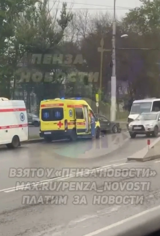 ДТП на Проспекте Победы, недалеко от автоколледжа.
Девушка зажата на переднем сиденье. 
Источник: Пе
