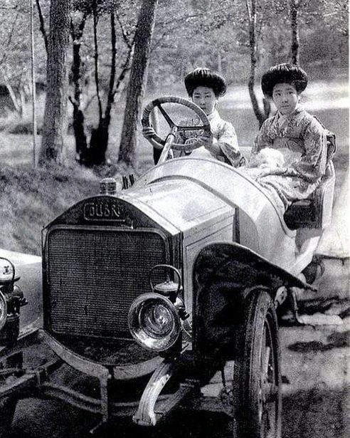 Юные гейши в автомобиле, 1910-е