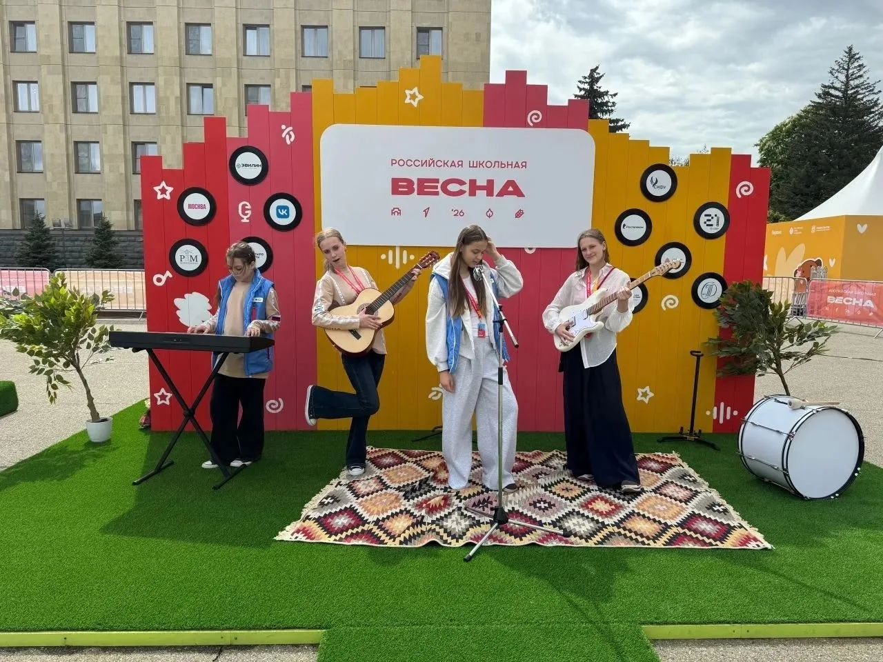 Триумф «Сибирских потешек»: наши земляки покорили «Российскую школьную весну» в Ставроп...