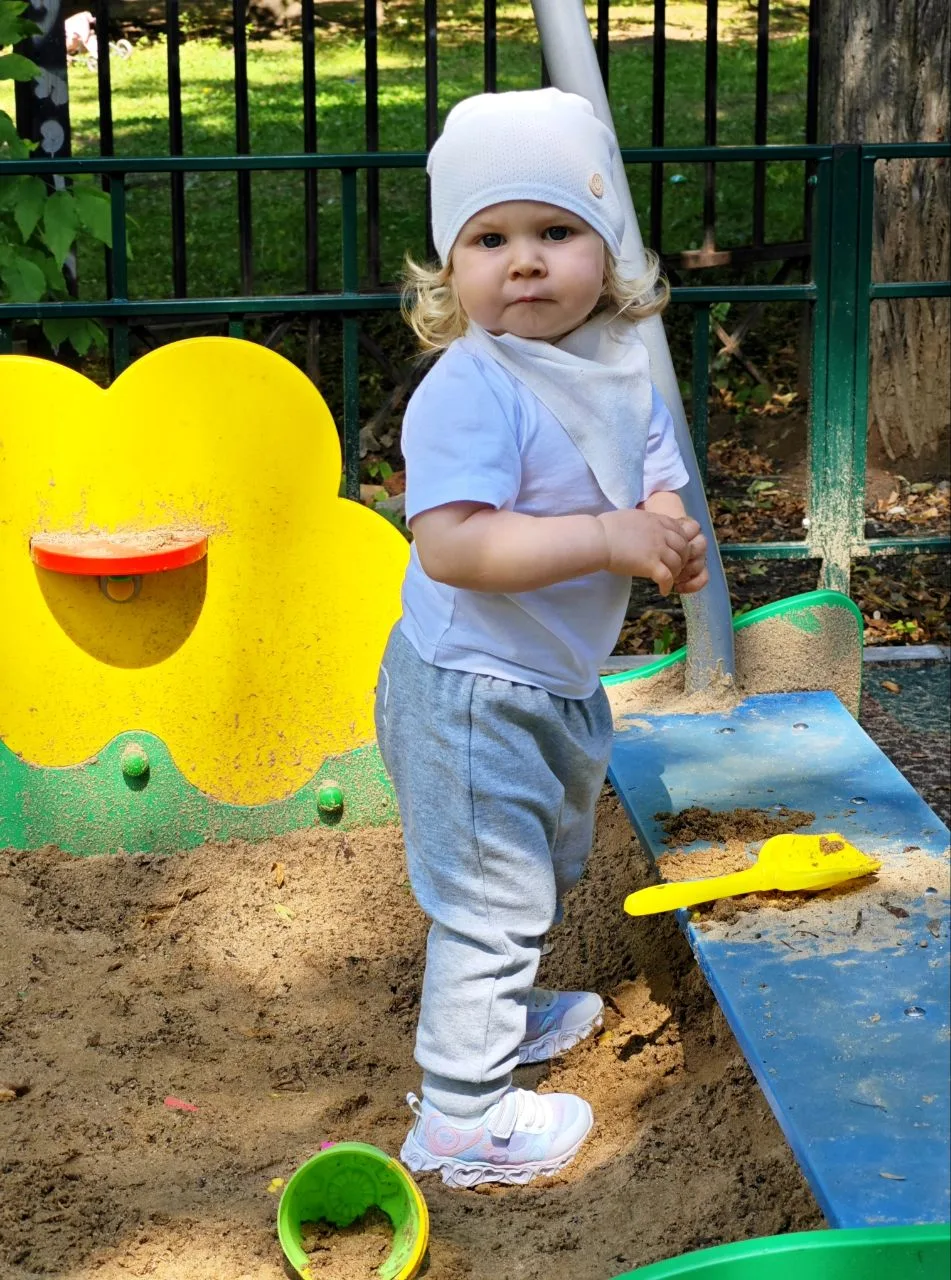 Сегодня я гуляла на площадке! 🏞️😊 В песочнице играла с формочками! 🏖️🍰 Каталась на ...