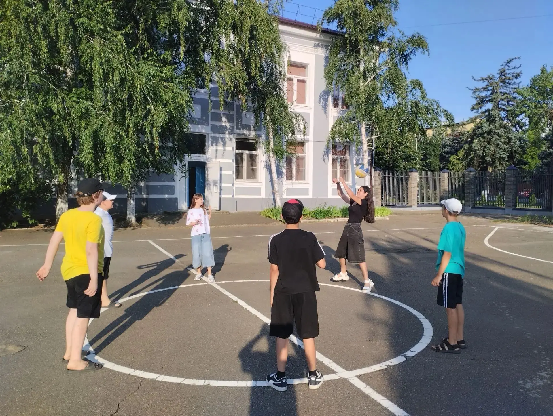 💥В МБОУСОШ2 им.К.К.Рокоссовского продолжает свою интересную и веселую работу вечерняя дворовая площ