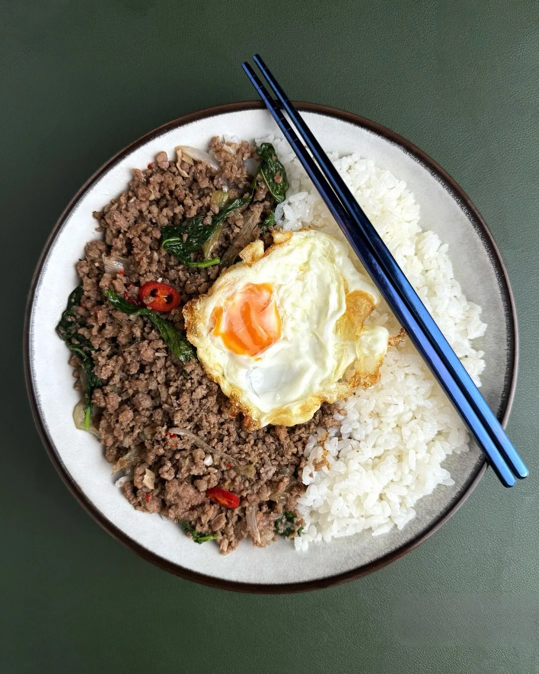 Пад кра пао 🇹🇭

Популярное блюдо тайской кухни.

❤️ - если понравилось 

Азиатская кухня 🥢 Рецепт