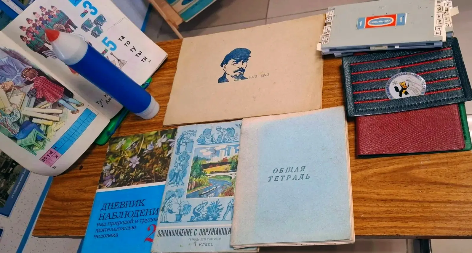 В Этнокультурном центре города Томмот проходит выставка, посвящённая началу учебного года.