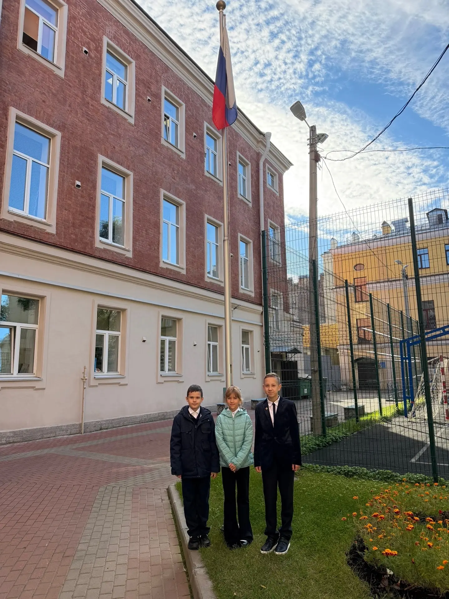 🇷🇺 Гимназия встретила новую неделю поднятием флага Российской Федерации.