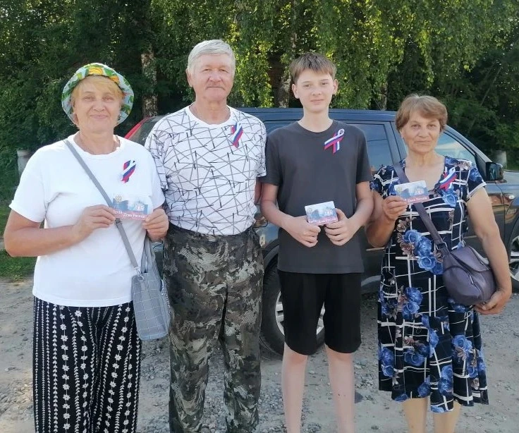 Наша Родина-Россия!
   Здесь родились мы на свет,
   Нет земли для нас красивей
   И любимей в мире 