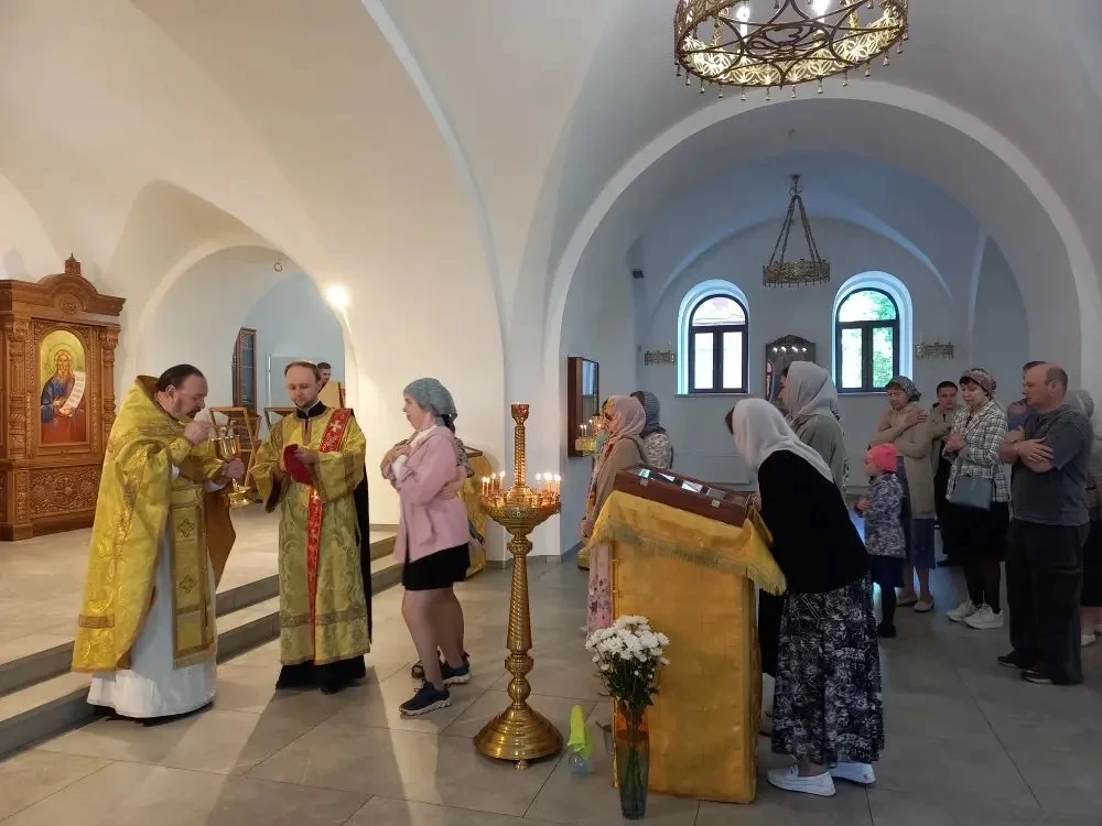 Более 40 человек молились в храме в день Всех святых