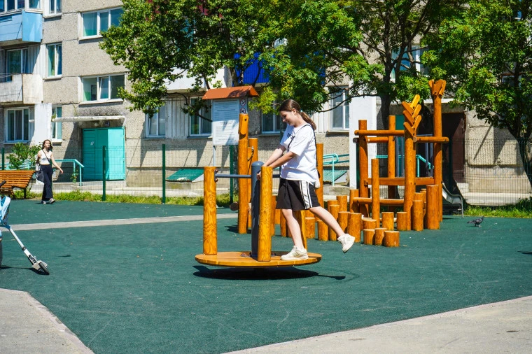 🏙 В Корсакове продолжается благоустройство придомовых территорий по программе «Дальневосточные дворы