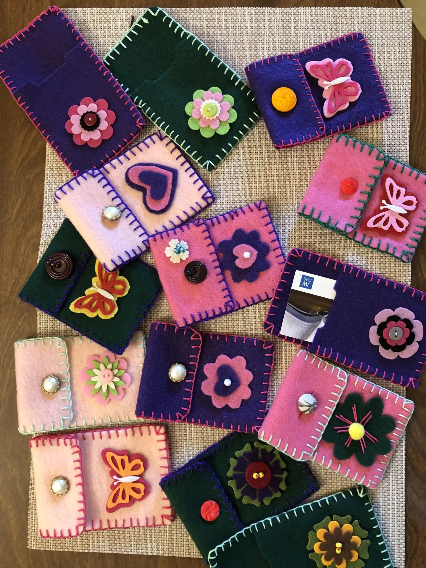 ✨ Магия на кончиках пальцев 🪡🧵

Представьте: за окном шумный город, а в вашей гостиной — тишина. Р